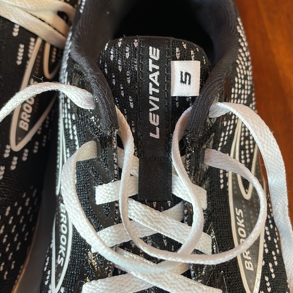 Brooks Levitate 5 Women’s 10 - Picture 6 of 6